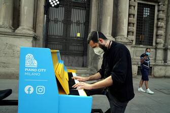 Piano City Milano, musicista suona il pianoforte sul Riscio'