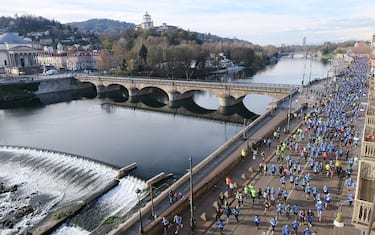 Partenza della maratona "Deejay Ten" da lungo po Diaz a Torino, 26 marzo 2023 ANSA/ALESSANDRO DI MARCO