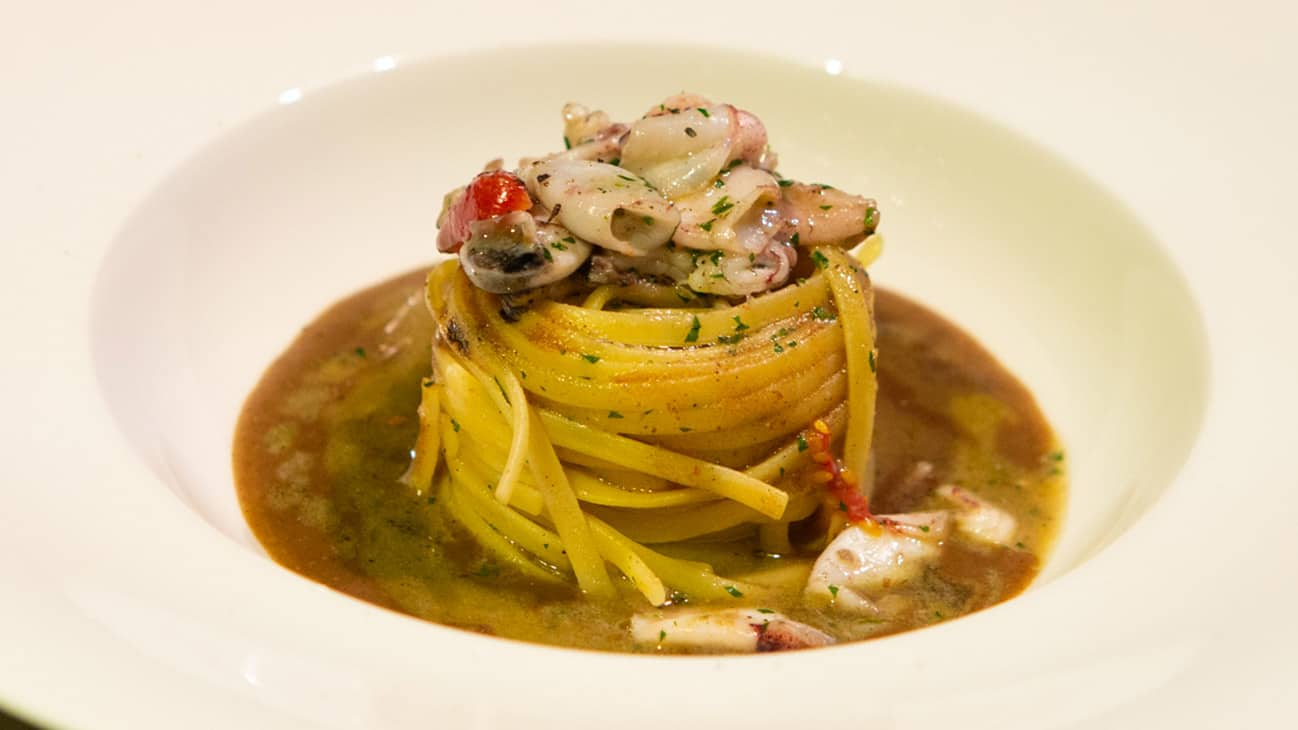 Linguine con calamaretti spillo e salsa al pane di segale