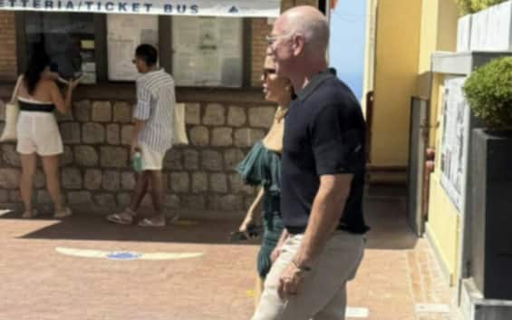 jeff bezos e la moglie lauren sanchez in viaggio di nozze in italia avvistati a capri