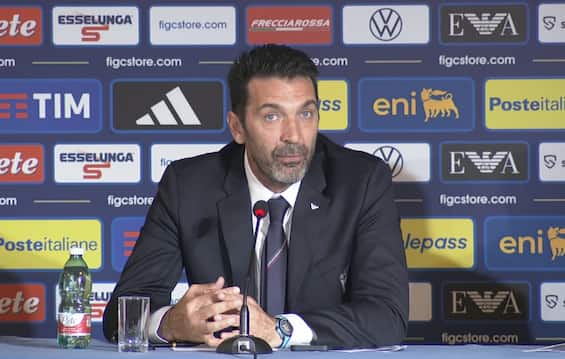 https://static.sky.it/editorialimages/deb8fcf717efe2b5251ba01f5544a7077b38266a/skysport/it/calcio/nazionale/video/2025/06/19/buffon-gattuso-nazionale-italia-conferenza-video/Stamp_buffon.jpg?im=Resize,width=565