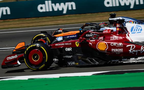 https://static.sky.it/editorialimages/deca7d239080a625ccef37245cdc28b25e8b77c6/skysport/it/motori/formula-1/video/2025/07/04/f1-gp-silverstone-capelli-commento/ferrari_mclaren_ipa_silverstone.jpg?im=Resize,width=565