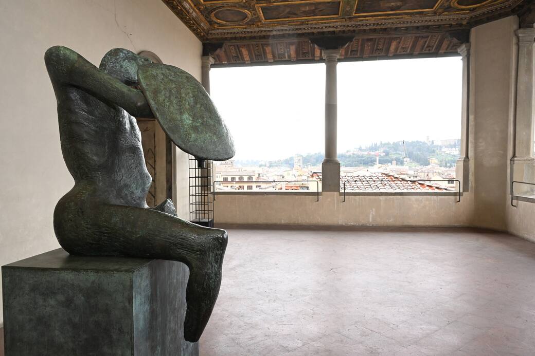 Installation_View_Henry_Moore_Guerriero_con_Scuso_nella_Terrazza_di_Saturno_ph_Carlo_Bressan(5)_(1).jpg