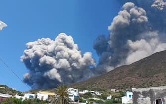 La nuova forte esplosione con l'emissione di flussi piroplastici è stata registrata alle 14:09 sullo Stromboli dalla rete di monitoraggio dell'Istituto nazionale di geofisica e vulcanologia. Sull'isola, come già avvenuto nei giorni scorsi, si è alzata una nube altissima di vapore con ricaduta di cenere.
ANSA/Gianluca Giuffre'