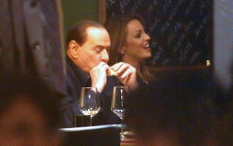 epa03512510 (FILE)M A file photo dated 09 December 2012 showing Italian former prime minister Silvio Berlusconi (L) dining at a restaurant with Francesca Pascale (R), after a Pdl (People of Freedom) party meeting in Milan, Italy, 09 December 2012. Italian media report Berlusconi announced his engagement to Pascale on 17 December 2012.  EPA/STEFANO PORTA BEST QUALITY AVAILABLE