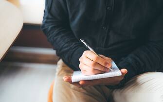 Un uomo mentre scrive