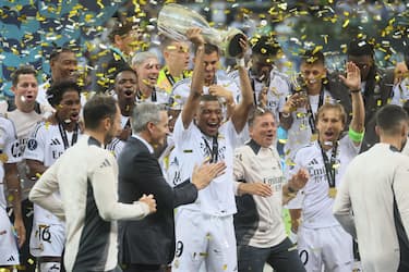 epa11549248 Real Madrid's team celebrates with the trophy after winning the UEFA Super Cup soccer match between Real Madrid and Atalanta BC at PGE Narodowy Stadium in Warsaw, Poland, 14 August 2024.  EPA/Piotr Nowak POLAND OUT