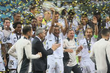 epa11549248 Real Madrid's team celebrates with the trophy after winning the UEFA Super Cup soccer match between Real Madrid and Atalanta BC at PGE Narodowy Stadium in Warsaw, Poland, 14 August 2024.  EPA/Piotr Nowak POLAND OUT