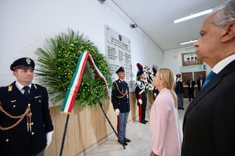 (S-D) Il Presidente del Consiglio dei Ministri Giorgia Meloni e il Ministro dell'Interno Matteo Piantedosi, durante le celebrazioni nel giorno dell'anniversario della strage di via D'Amelio, a Palermo, dove il 19 luglio 1992 furono assassinati il magistrato Paolo Borsellino e cinque agenti della scorta. 
ANSA/US PALAZZO CHIGI FILIPPO ATTILI +++ ANSA PROVIDES ACCESS TO THIS HANDOUT PHOTO TO BE USED SOLELY TO ILLUSTRATE NEWS REPORTING OR COMMENTARY ON THE FACTS OR EVENTS DEPICTED IN THIS IMAGE; NO ARCHIVING; NO LICENSING +++NPK+++