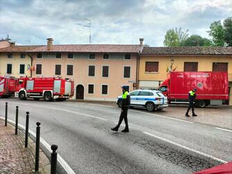 La strada dove un uomo di 55 anni, un ingegnere che aveva fatto il servizio militare proprio nell'Arma negli anni Novanta,  si è barricato in casa nel centro di Cordovado, in provincia di Pordenone,  31 Agosto 2023. ANSA/MAURO ZOCCHI