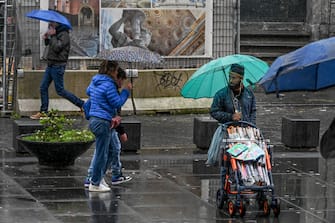 Un venditore di ombrelli in attesa di clienti davanti al duomo di Napoli, 9 marzo 2024
ANSA / CIRO FUSCO