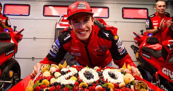 https://static.sky.it/editorialimages/df23760933385ec68111598a2e119475d937b3d1/skysport/it/motori/motogp/video/2025/07/13/marc-marquez-200-gare-motogp-ducati-torta-video/x_ducaticorse_marc_marquez_social.jpg?im=Resize,width=565