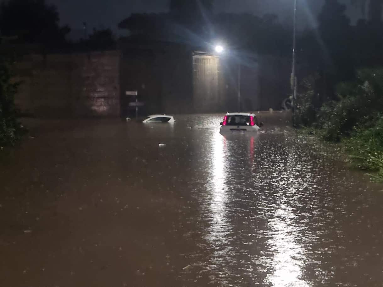 Maltempo Campania, allagamenti e auto intrappolate dall