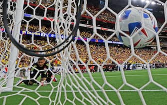 epa11444003 Goalkeeper Patrick Sequeira (L) of Costa Rica watches as the ball hits the net on a goal by forward Jhon Cordoba of Colombia during the second half of the CONMEBOL Copa America 2024 group D soccer match between Colombia and Costa Rica, in Glendale, Arizona, USA, 28 June 2024.  EPA/JOHN G. MABANGLO