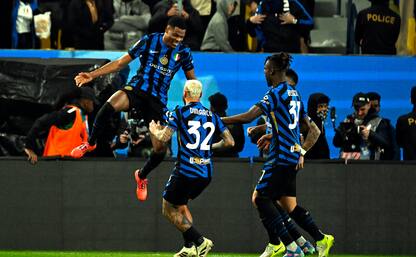 epa11802663 Denzel Dumfries (L) of Inter FC celebrates scoring the 1-0 during the Suppercoppa Italiana semi-finals match between Inter FC and BC Atalanta, in Riyadh, Saudi Arabia, 02 January 2025.  EPA/STRINGER