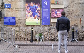 Flowers left by pictures of Gianluca Vialli on the Chelsea's Wall of Fame at the club's Stamford Bridge ground, London, following the annnouncement of the death of the former Italy, Juventus and Chelsea striker who has died aged 58 following a lengthy battle with pancreatic cancer. Picture date: Friday January 6, 2023. (Photo by Kirsty O'Connor/PA Images via Getty Images)