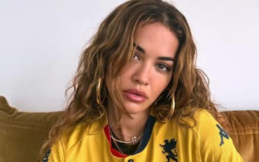 Rita Ora e la scelta della terza maglia dorata