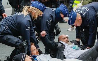 Polizia ferma manifestanti