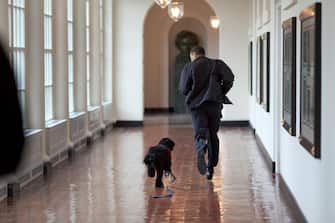 President Barack Obama runs down the East Colonnade with family dog Bo on 15 march 2009. ANSA / PETE SOUZA