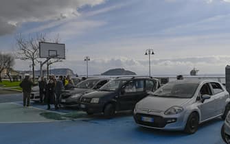 Ciitadini di Pozzuoli spaventati dallo sciame sismico si rifugiano con le auto sulcampo di basket dl lungomare Pertino 17  febbraio  2025 
ANSA / CIRO FUSCO