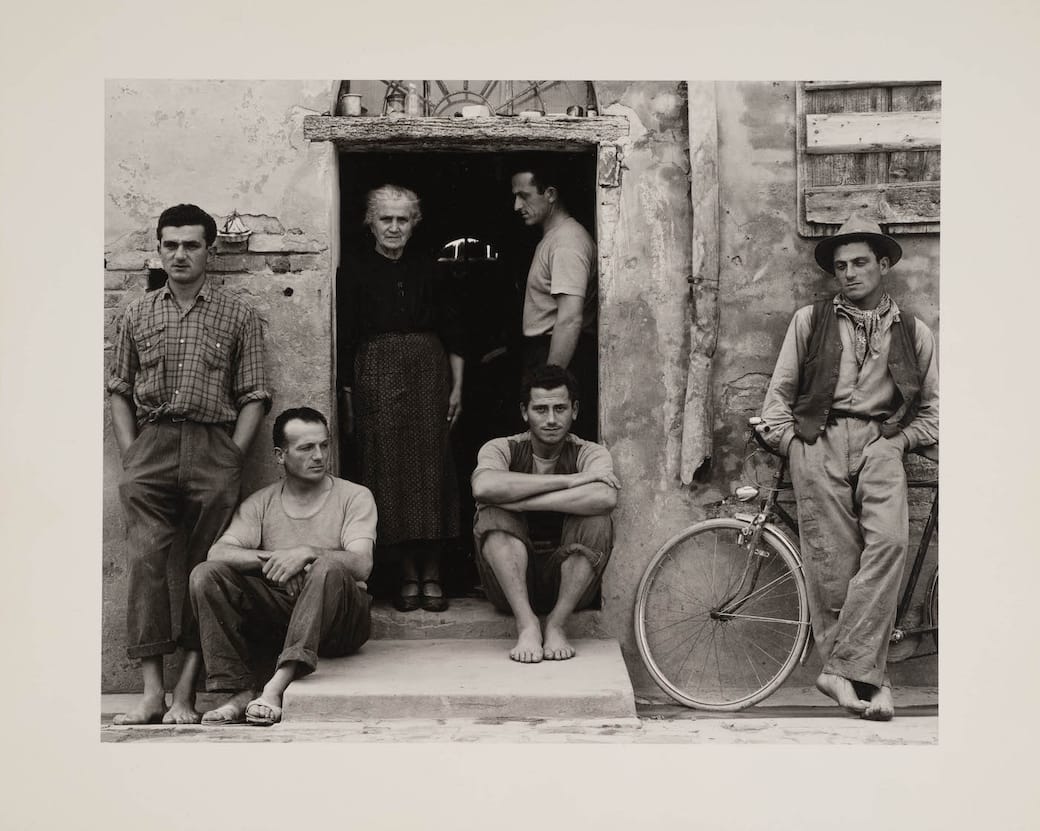 Paul Strand (New York 1890–Orgeval 1976) The Family. Luzzara, Italy, 1953, dal Portfolio Four, Plate 2, 1953, ed. 1981 stampa B/N alla gelatina bromuro d’argento inv. ICGFP 8190_2