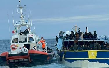 È da poco terminata una nuova operazione di soccorso - dopo quella di stamattina - svolta sotto il coordinamento della Guardia costiera di Catania, in favore di un peschereccio, individuato a circa 100 miglia a est di Siracusa, con a bordo circa 450 migranti. L'unità, in precarie condizioni di navigabilità, è stata raggiunta e soccorsa dalla nave Corsi e da una motovedetta della Guardia costiera.
ANSA/GUARDIA COSTIERA
+++ ANSA PROVIDES ACCESS TO THIS HANDOUT PHOTO TO BE USED SOLELY TO ILLUSTRATE NEWS REPORTING OR COMMENTARY ON THE FACTS OR EVENTS DEPICTED IN THIS IMAGE; NO ARCHIVING; NO LICENSING +++ NPK +++