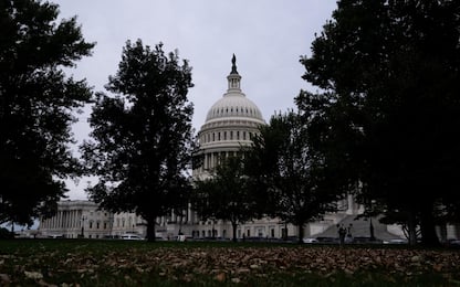 epa12418644 The US Capitol, in Washington, DC USA, 30 September 2025. Democrat and Republican leadership are taking part in negotiations to avoid a government shutdown due at midnight tonight.  EPA/ALLISON ROBBERT