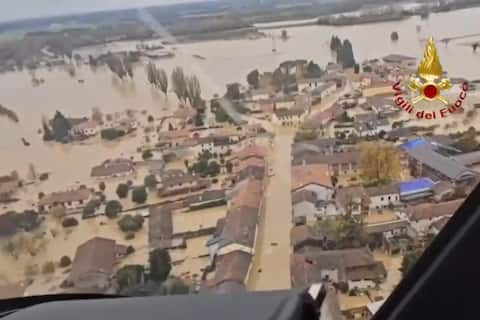 I vigili del fuoco stanno intervenendo con natanti leggeri e l'elicottero del reparto volo di Venezia nell'abitato di Versa, frazione di Romans d'Isonzo, nel Goriziano: a seguito dell'esondazione del fiume Torre, alcune persone si sono rifugiate sui tetti delle abitazioni, 17 novembre 2025. ANSA/US VIGILI DEL FUOCO +++ NPK +++ NO SALES, EDITORIAL USE ONLY +++