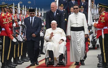 Papa Francesco al suo arrivo all Aeroporto Internazionale di Giacarta, Indonesia, 3 settembre 2024. ANSA/ALESSANDRO DI MEO.- - - - - - - - - - - - - -

Pope Francis upon his arrival at the Jakarta International Airport, Indonesia, 3 September 2024. ANSA/ALESSANDRO DI MEO. Pope Francis is travelling from 2 to 13 September to conduct apostolic visits to Indonesia, Papua New Guinea, East Timor and Singapore.