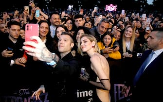 Fedez e Chiara Ferragni si scattano dei selfie insieme ai fans durante la presentazione della trasmissione televisiva "The Ferragnez" a Milano, 17 maggio 2023.ANSA/MOURAD BALTI TOUATI

