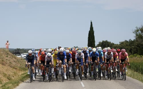epa11483250 The peloton in action during the 17th stage of the 2024 Tour de France cycling race over 177km from Saint-Paul-Trois-Chateaux to Superdevoluy, France, 17 July 2024.  EPA/SEBASTIEN NOGIER