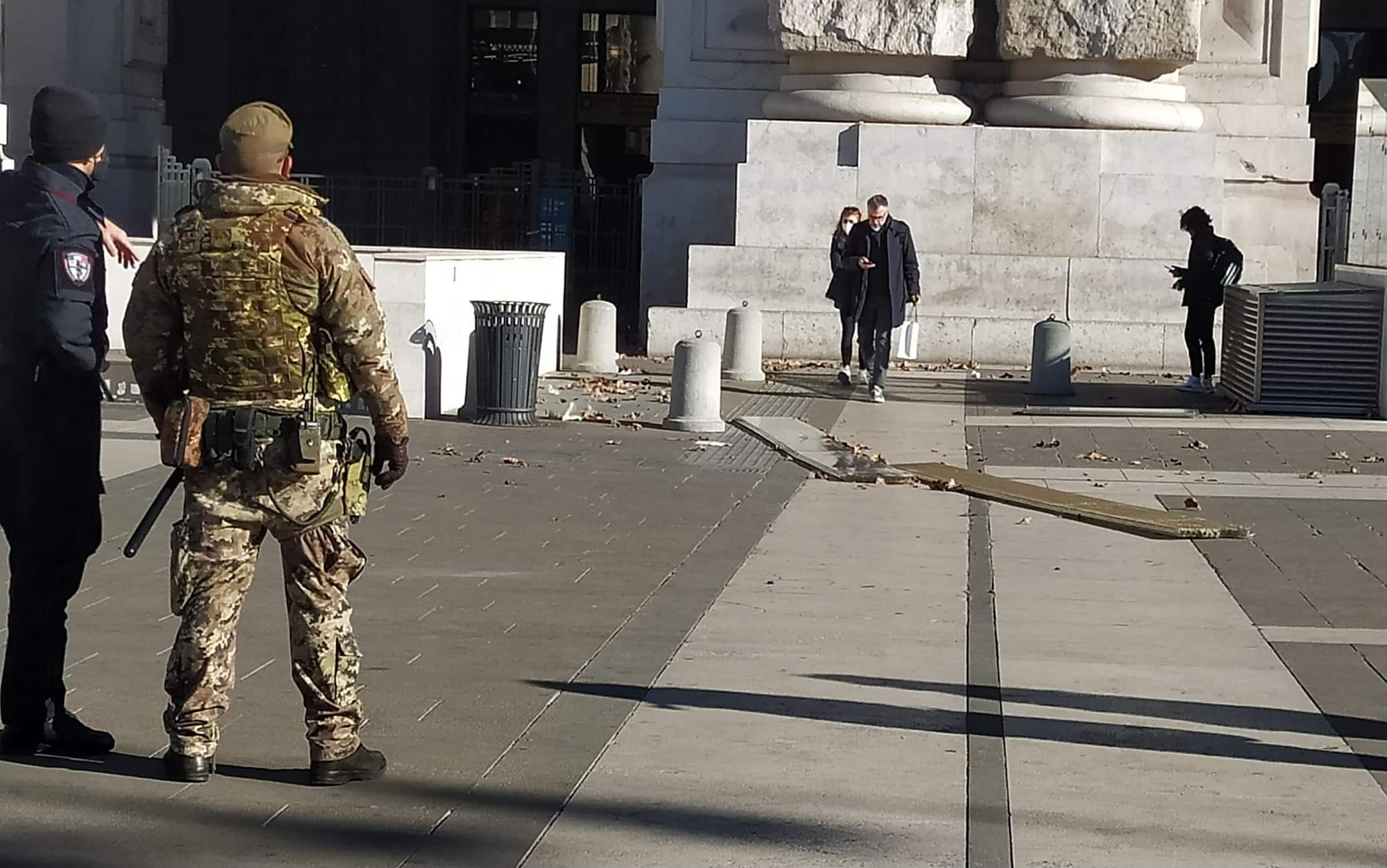 Lamiere e detriti trascinati dal forte vento a Milano, 7 febbraio 2022.
ANSA/Lanza Paola