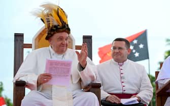 Papa Francesco in Papua Nuova Guinea VANIMO, PAPUA NEW GUINEA - SEPTEMBER 08: (EDITOR NOTE: STRICTLY EDITORIAL USE ONLY - NO MERCHANDISING). Pope Francis celebrates a mass in front of the Holy Cross Pro-Cathedral and meets missionary priests and religious sisters who have evangelized the area since the mid-19th century on September 08, 2024 in Vanimo, Papua New Guinea. Pope Francis arrived in the northwestern city of Vanimo to spend a few hours with local Catholics and express his appreciation for the Church’s missionary work carried out in the area. (Photo by Vatican Media via Vatican Pool/Getty Images)