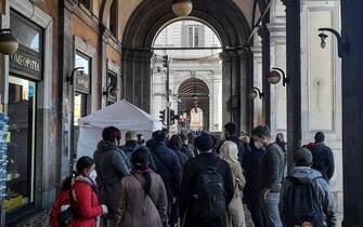 Fila di persone in attesa di sottoporsi al tampone rapido per il Covid-19 davanti alla Farmacia della Stazione, Roma 18 ottobre 2021. ANSA/FABIO FRUSTACI