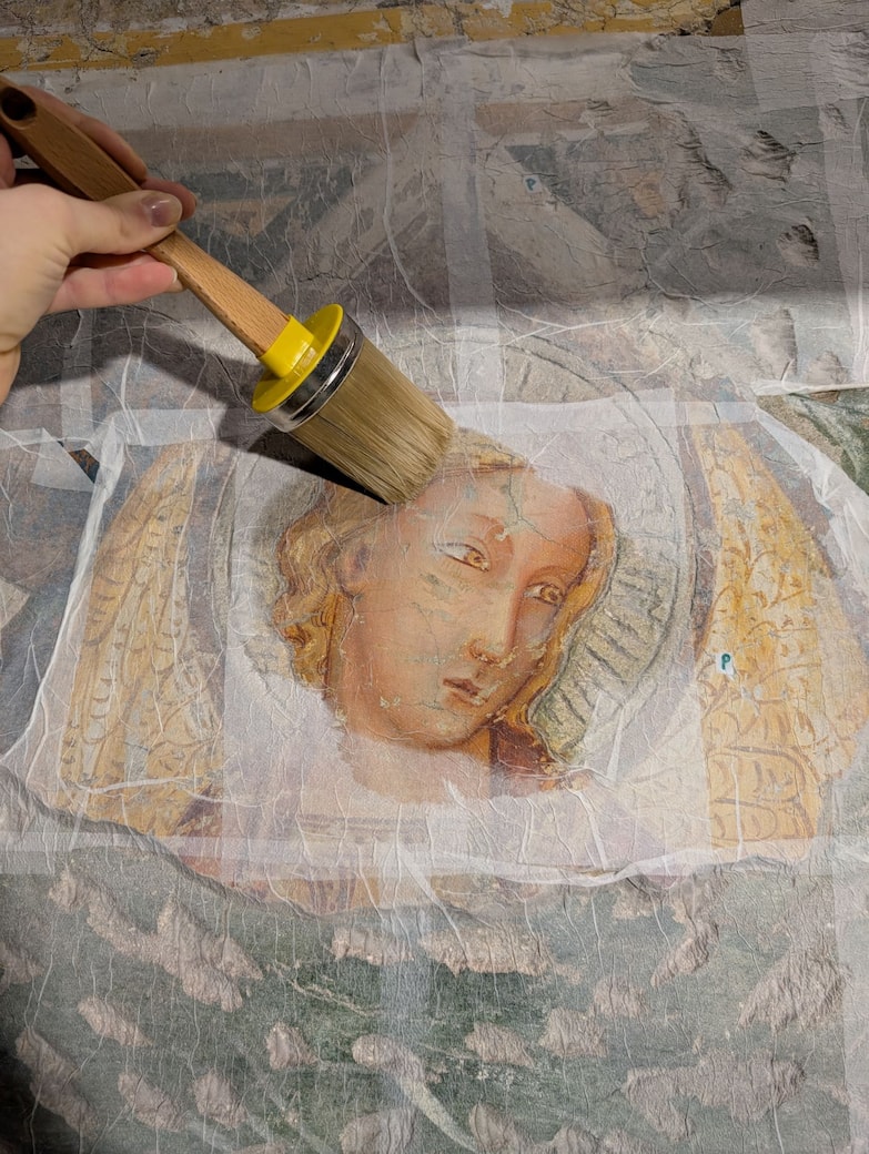 Una delle fasi del restauro degli affreschi della Chiesa di Santa Maria di Pomposa. Courtesy Musei nazionali di Bologna - Direzione regionale Musei Nazionali Emilia-Romagna