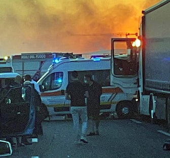 Assalto a un mezzo portavalori sull'autostrada A1 tra Modena e Bologna, in particolare all'altezza del km 178 direzione Sud, in territorio Modenese nei
pressi di Castelfranco, 14 giugno 2021. A quanto si apprende i banditi avrebbero messo dei chiodi sull'asfalto e sbarrato la strada. Sarebbero
stati sparati colpi d'arma da fuoco e c'è un mezzo in fiamme. La Polizia Stradale e i mezzi di soccorso sono sul posto.
ANSA/ STRINGER