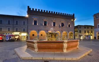 fontana, piazza del popolo, pesaro, marche, italia