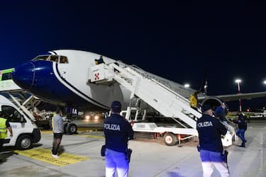 Un fermo immagine tratto da un video della polizia, 3 giugno 2020. Otto latitanti arrestati nei mesi scorsi a Santo Domingo ed estradati in Italia sono rientrati questa mattina all'alba nel nostro Paese con un volo che è atterrato a Fiumicino. L'operazione, coordinata dal Servizio per la cooperazione internazionale di Polizia (Scip), si sarebbe dovuta concludere già a marzo ma a causa dello scoppio della pandemia di coronavirus è stata ritardata. Gli otto latitanti - sette uomini e una donna con alle spalle diverse storie criminali - devono scontare reati che vanno dall'associazione a delinquere di stampo mafioso alle truffe agli anziani, dal traffico internazionale di droga alla bancarotta fraudolenta, con pene che oscillano dai circa 4 anni agli oltre 13 di reclusione. L'arresto degli 8 è avvenuto dopo mesi d'indagine congiunta tra la sezione italiana e quella di Santo Domingo dell'Interpol.
ANSA/Polizia EDITORIAL USE ONLY NO SALES