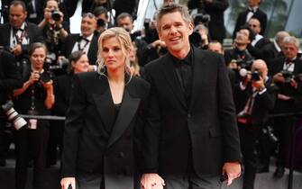 US actor Ethan Hawke (R) arrives with his wife Ryan Shawhughes for the screening of the film "Extrana Forma de Vida" (Strange Way of Life) during the 76th edition of the Cannes Film Festival in Cannes, southern France, on May 17, 2023. (Photo by Patricia DE MELO MOREIRA / AFP) (Photo by PATRICIA DE MELO MOREIRA/AFP via Getty Images)