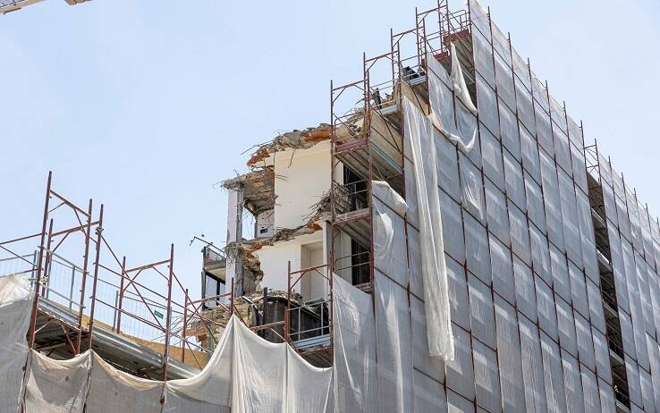 Il cantiere nel quale lavorava un operaio edile caduto dall'impalcatura a Roma,  30 giugno 2022. In base ad una prima ricostruzione l'uomo sarebbe caduto mentre si trovava sulla struttura per ragioni ancora da accertare. A nulla è servito l'intervento degli operatori del 118. Sul posto anche la polizia che sta effettuando le prime verifiche. 
ANSA/MASSIMO PERCOSSI