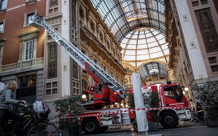 I Vigili del Fuoco durante il loro intervento nella galleria Vittorio Emanuele II per la caduta di alcuni calcinacci, Milano, 06 Ottobre 2021. ANSA/MATTEO CORNER