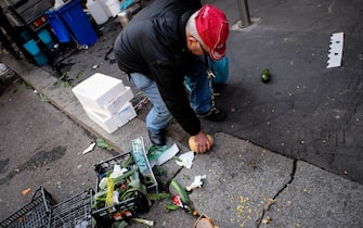 Via Termopili, una associazione raccoglie cibo durante il mercato per poi ridistribuirlo alle persone in difficolta (Milano - 2016-12-09, Luca Matarazzo) p.s. la foto e' utilizzabile nel rispetto del contesto in cui e' stata scattata, e senza intento diffamatorio del decoro delle persone rappresentate