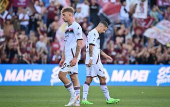 Foto Massimo Paolone/LaPresse 2 Ottobre 2022 - Sassuolo, Italia - sport, calcio - Sassuolo vs Salernitana - Campionato italiano di calcio Serie A TIM 2022/2023 - Stadio Mapei Città del Tricolore. Nella foto: Matteo Lovato (US Salernitana 1919) e Domagoj Bradaric (US Salernitana 1919) escono dal campo a testa bassa a fine partita 

October 2, 2022 Sassuolo, Italy - sport, calcio - Sassuolo vs Salernitana - Italian Serie A Football Championship 2022/2023 - Mapei Stadium. In the pic: Matteo Lovato (US Salernitana 1919) and Domagoj Bradaric (US Salernitana 1919) leave the field with head down at the end of the match 