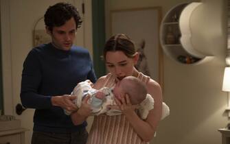 YOU (L to R) PENN BADGLEY as JOE GOLDBERG and VICTORIA PEDRETTI as LOVE QUINN in episode 301 of YOU Cr. JOHN P. FLEENOR/NETFLIX © 2021