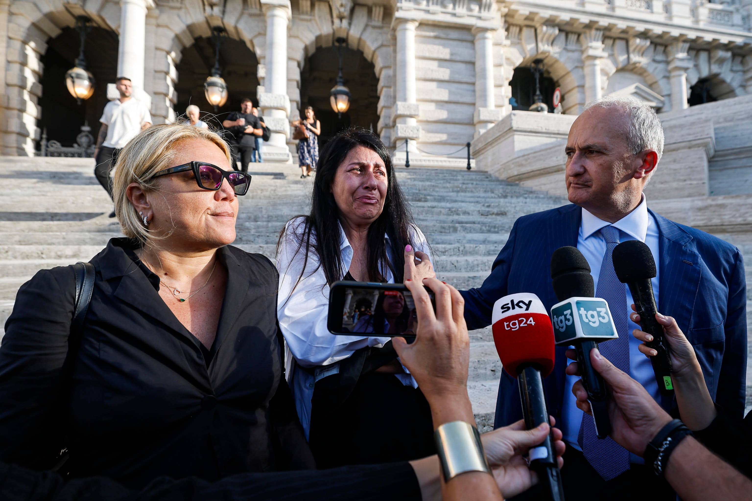 La sorella Stefania, con gli avvocati Chiara Rinald e Antonio Petroncini, al termine della sentenza in Cassazione del femminicidio di Alessandra Matteuzzi uccisa a Bologna dal compagno Giovanni Padovani condannato all  ergastolo all esterno della Corte suprema di cassazione, Roma, 17 settembre 2025. ANSA/ANGELO CARCONI
