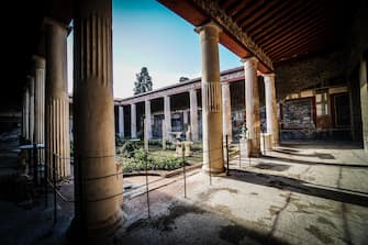 Una veduta esterna della casa dei Vettii nel Parco Archeologico di Pompei. Napoli 10  Gennaio 2023. ANSA/CESARE ABBATE