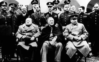 20000904-LONDON, UNITED KINGDOM- POL - STALIN: 50 ANNI FA LA SUA MORTE: A February 1945 file photo of sitting from left, Winston Churchill, Franklin D. Roosevelt and Josef Stalin with their advisers at Yalta, in the Crimea, where the Allies decided the future of post-Second World War Europe.  Churchill is today Monday September 4, 2000 to be honoured by People to People International, an organisation founded by President Dwight Eisenhower during an event taking place at the Cabinet War Rooms, Whitehall.   ANSA / UK OUT NO MAGS NO SALES NO INTERNET NO ARCHIVES / CD