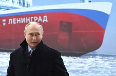 epa11106380 Russian President Vladimir Putin attends a keel laying ceremony for the 5th nuclear-powered icebreaker Leningrad (Project 22220) at the Baltic Shipyard in St. Petersburg, Russia, 26 January 2024. Russia will continue to build new icebreakers and other vessels for work in the Arctic, Vladimir Putin said at the ceremony to start construction of the nuclear icebreaker Leningrad.  EPA/PAVEL BEDNYAKOV / SPUTNIK / KREMLIN POOL MANDATORY CREDIT