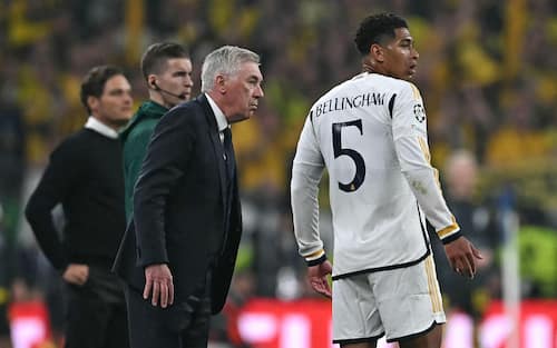 Real Madrid's Italian coach Carlo Ancelotti (C) speaks to Real Madrid's English midfielder #5 Jude Bellingham (R) during the UEFA Champions League final football match between Borussia Dortmund and Real Madrid, at Wembley stadium, in London, on June 1, 2024. (Photo by Paul ELLIS / AFP)
