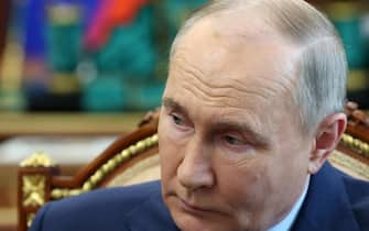 epa11351810 Russian President Vladimir Putin meets with Minister of Emergency Situations of Russia Alexander Kurenkov and Minister of Natural Resources and Ecology Alexander Kozlov in Moscow, Russia, 18 May 2024.  EPA/ALEXANDER KAZAKOV / SPUTNIK / KREMLIN POOL MANDATORY CREDIT